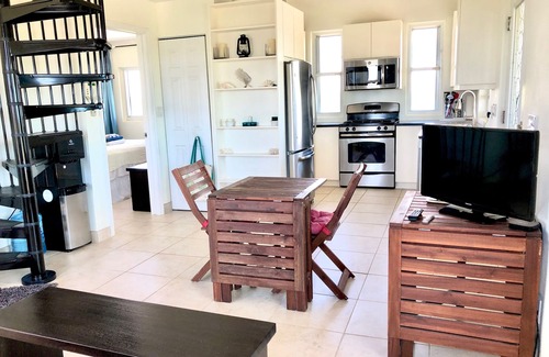 Long Bay Cabaña | Casa del árbol de la llama | Casa privada con piscina y vista al mar | 1/2 milla a la playa