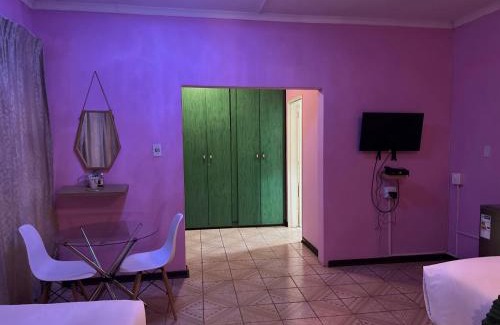 Esikhawini H Cama Y Desayuno | Flamingo B&B