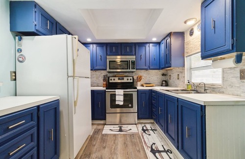 Flamingo Bay Cabaña | Flamingo Bay Cottage (3-Bedroom) - Pets Allowed by RedAwning