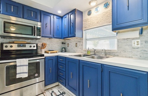 Flamingo Bay Cabaña | Flamingo Bay Cottage (3-Bedroom) - Pets Allowed by RedAwning