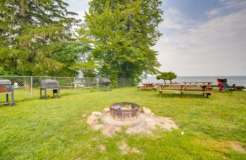 Geneva-on-the-Lake Casa | Flamingo Geneva Getaway Steps to Lake Erie!