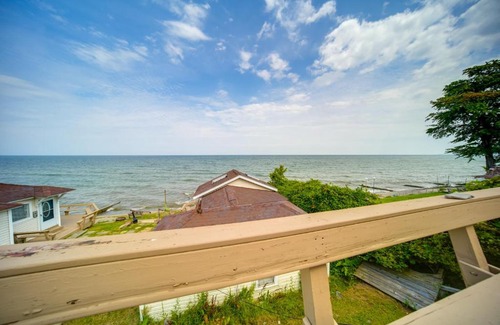 Geneva-on-the-Lake Casa | Flamingo Geneva Getaway Steps to Lake Erie!