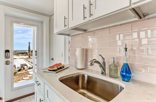Fernandina Beach Apartamento | Flamingo Loft | Charming Oceanfront Loft | Multiple Decks | Private Beach Access