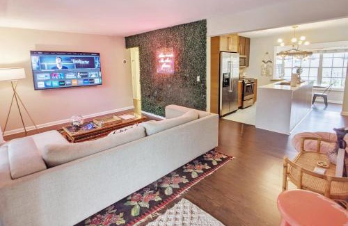 Edgewood Casa | Flamingo Place - 3 bedroom - 2 bath - King bed - Next to LMC