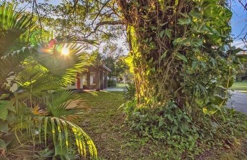 Edgewood Casa | Flamingo Place - One block to Lauderdale Marine Center - 3 bedroom - 2 bath - King bed