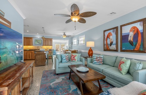 Midtown Casa | FLAMINGO ROSE ~ Midtown 3 Bedroom, 2 Bathroom Home w/ Pool & Parking!
