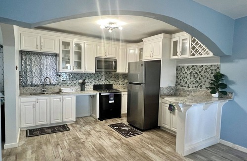 West Gate Hills Apartamento | 🔥 Flash Sale! Modern Getaway – Book Now & Save!