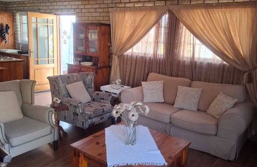 Ladybrand Apartamento | Flat 3 @ 33 On Loop, Ladybrand - Cosy 2 Bedroomed, 2 Bathroom, Lounge & Kitchen.
