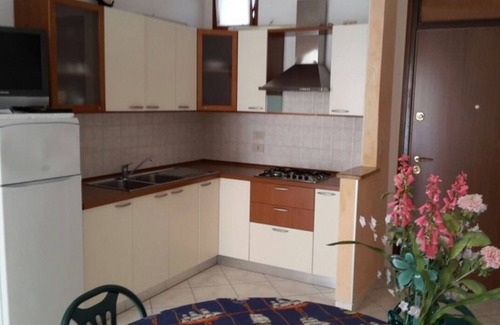 Rosolina Mare Apartamento | Piso en una villa rodeada de jardín.
