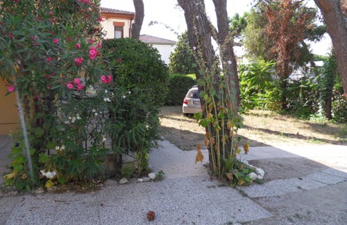 Rosolina Mare Apartamento | Piso en una villa rodeada de jardín.