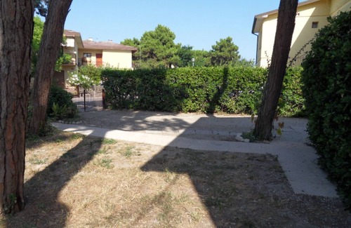 Rosolina Mare Apartamento | Piso en una villa rodeada de jardín.