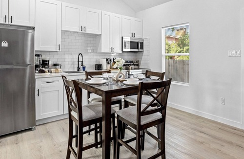 Northside Casa | Flat Nr Heights + Downtown | Games WiFi TV | Pets