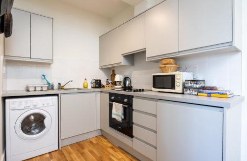 Grand Canal Dock Apartamento | Flat w/Balcony & Canal view - 4min to station