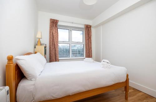 Grand Canal Dock Apartamento | Flat w/Balcony & Canal view - 4min to station