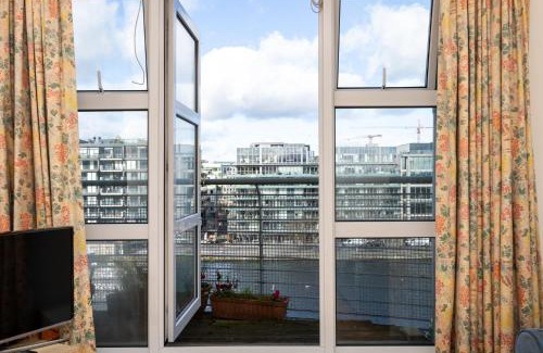 Grand Canal Dock Apartamento | Flat w/Balcony & Canal view - 4min to station