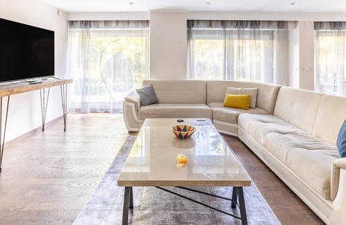 Arnavutkoy Apartamento | Flat with Garden 10 min to Bebek Shore