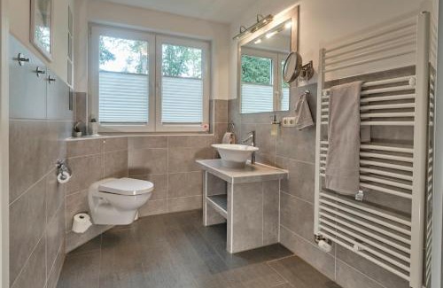 Muritz Apartamento | FLEESENTRAUM Seeadler Grand Maisonette - Für Golfer und Familien - Sauna Kamin Balkon Nintendo - Hunde willkommen!