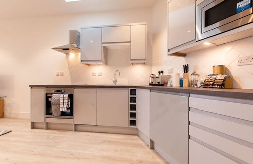 Fleet Apartamento | Apartment 7 is fantastic Morden 2 bed. In the town centre of Fleet