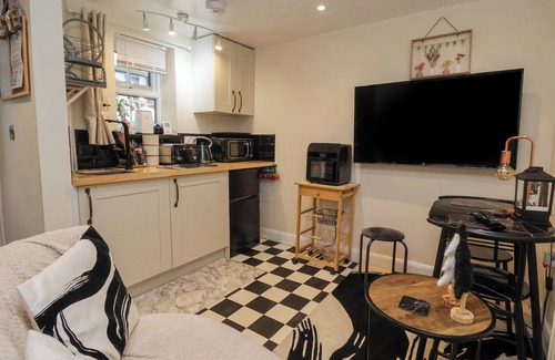 Beverley Cabaña | FLEMINGATE COTTAGE, romantic, with a garden in Beverley
