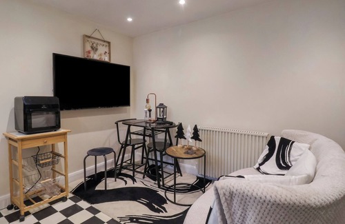 Beverley Cabaña | FLEMINGATE COTTAGE, romantic, with a garden in Beverley