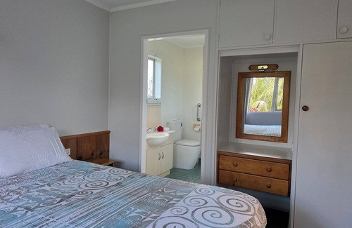 Burnt Pine Hotel | Fletcher Christian Apartments - Isabella Suites