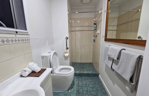 Burnt Pine Hotel | Fletcher Christian Apartments - Isabella Suites