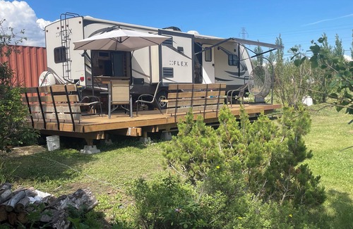 Leduc County Casa | Remolque Flex RV Travel estacionado en un hermoso lote de 4 acres, supervisando tierras forestales.