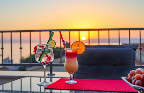 Makarska Apartamento | Ático con las mejores comodidades, jacuzzi y vistas al mar para 6pers enMakarska