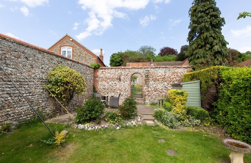 Stiffkey Cabaña | Flint Cottage - a self catering cottage that sleeps 4 adults and 2 children (under 13) in 3 bedroo