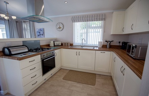 Mudeford Casa | Flip Flops - a luxury lodge by the beach on Sandhills Holiday Park, Mudeford