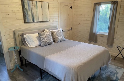 Carrabelle Cabaña | “Flipping Flounder” Secluded Cozy Cottage Charm-Near Beach, River, Fishing, Town