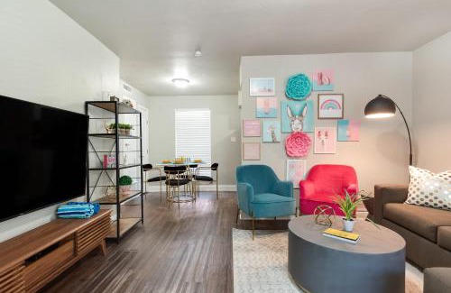 Oakmont Heights Apartamento | Flirty Flamingos l Poolside l Sleeps 10 l Roku TVs