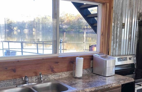 Fairbanks Cabina | Floating Cabin on the Ouachita River