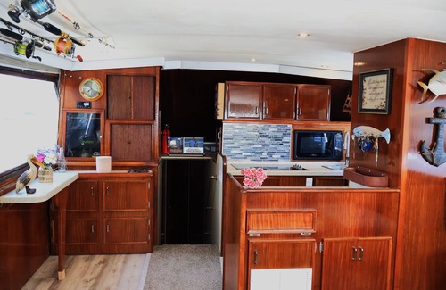 Key West Alquiler De Eote | Floating Island Escape: Spacious 65' Hatteras Boat, Full Amenities & Sun Deck