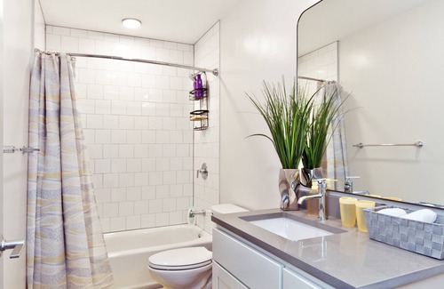 West End Apartamento | floor to ceiling windows with views