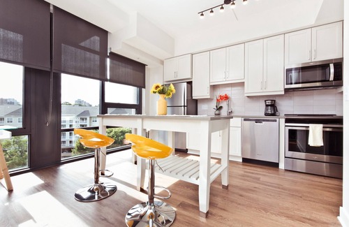 West End Apartamento | floor to ceiling windows with views