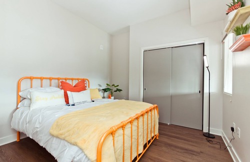 West End Apartamento | floor to ceiling windows with views