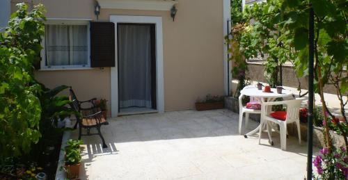 Benitses Apartamento | FLORA STUDIOS CORFU - Adults only