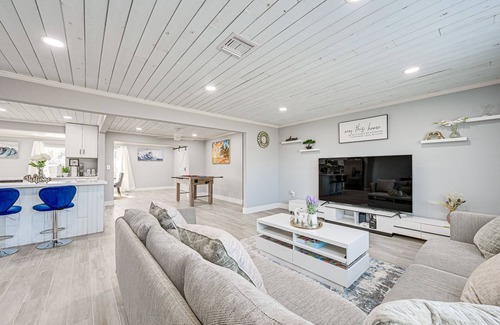 Oakland Hills Casa | Florida Gulf Coast Getaway: Pool + Screened Lanai!