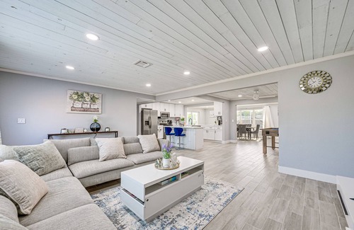 Oakland Hills Casa | Florida Gulf Coast Getaway: Pool + Screened Lanai!