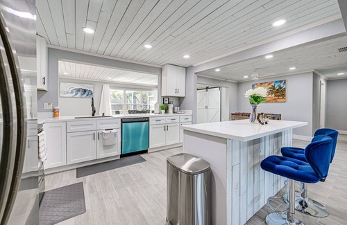 Oakland Hills Casa | Florida Gulf Coast Getaway: Pool + Screened Lanai!
