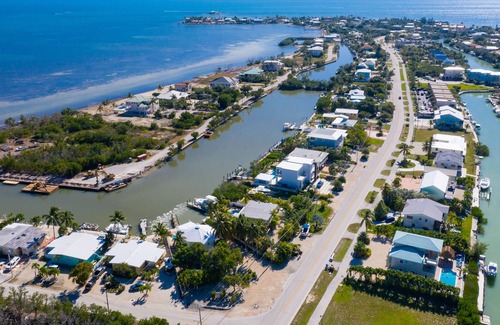 Marathon Villa | Alquiler de los Cayos de Florida, Villa frente al mar, Ideal para familias,, Pesca, Muelle, Spa con piscina
