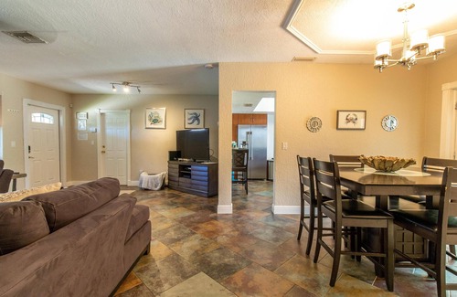 North Central Hollywood Casa | Florida Oasis - Lovely Waterfront canal home with swimming pool and jacuzzi