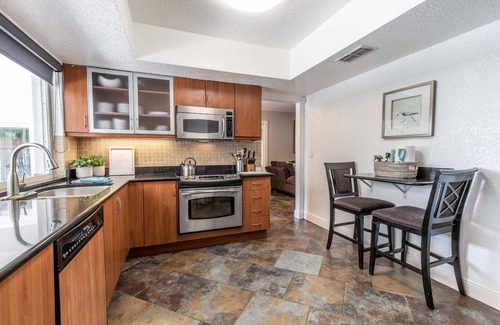 North Central Hollywood Casa | Florida Oasis - Lovely Waterfront canal home with swimming pool and jacuzzi