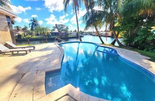 North Central Hollywood Casa | Florida Oasis - Lovely Waterfront canal home with swimming pool and jacuzzi