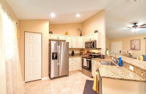 Ocala Casa | Family oasis w/ screened patio & roomy master suite, fast wifi