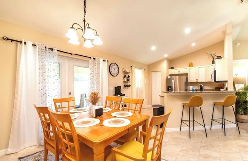 Ocala Casa | Family oasis w/ screened patio & roomy master suite, fast wifi