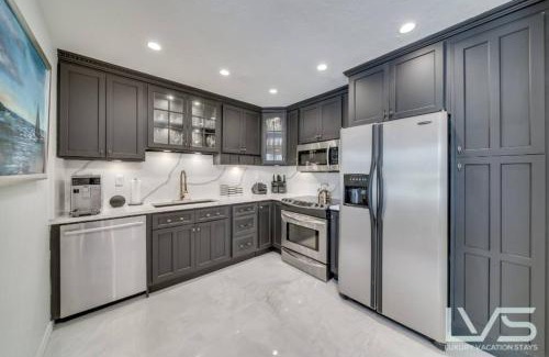 Victoria Park Casa | Floridita 5Bed 4Bath FTL Paradise with Tiki Hut Heated Pool