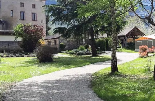 Saint-Antonin Noble Val Casa | Flower Camping les Gorges de l'Aveyron **** - Freeflower Comfort 40m² (2 bedrooms) covered terrace with cold water without sanitary facilities 5 people