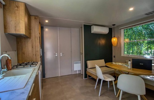 Saint-Vincent-de-Cosse Casa | Flower Camping Le Tiradou *** - Mobil-Home Premium O'Hara 29-31m² (2ch-4pers) + Terrasse semi-couverte + Clim + LV + TV 4 personnes